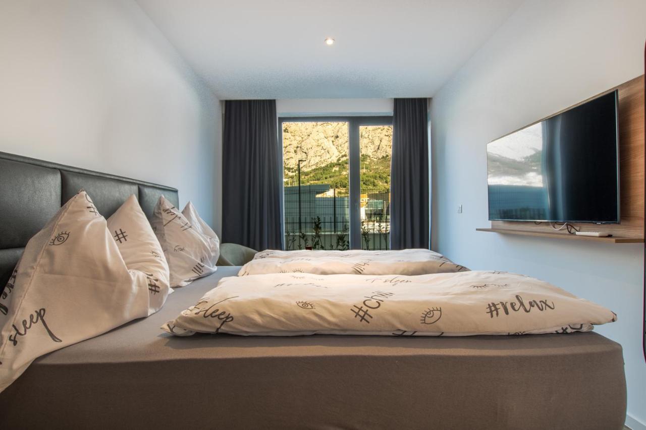 Bernard With Shared Pool Apartment Makarska