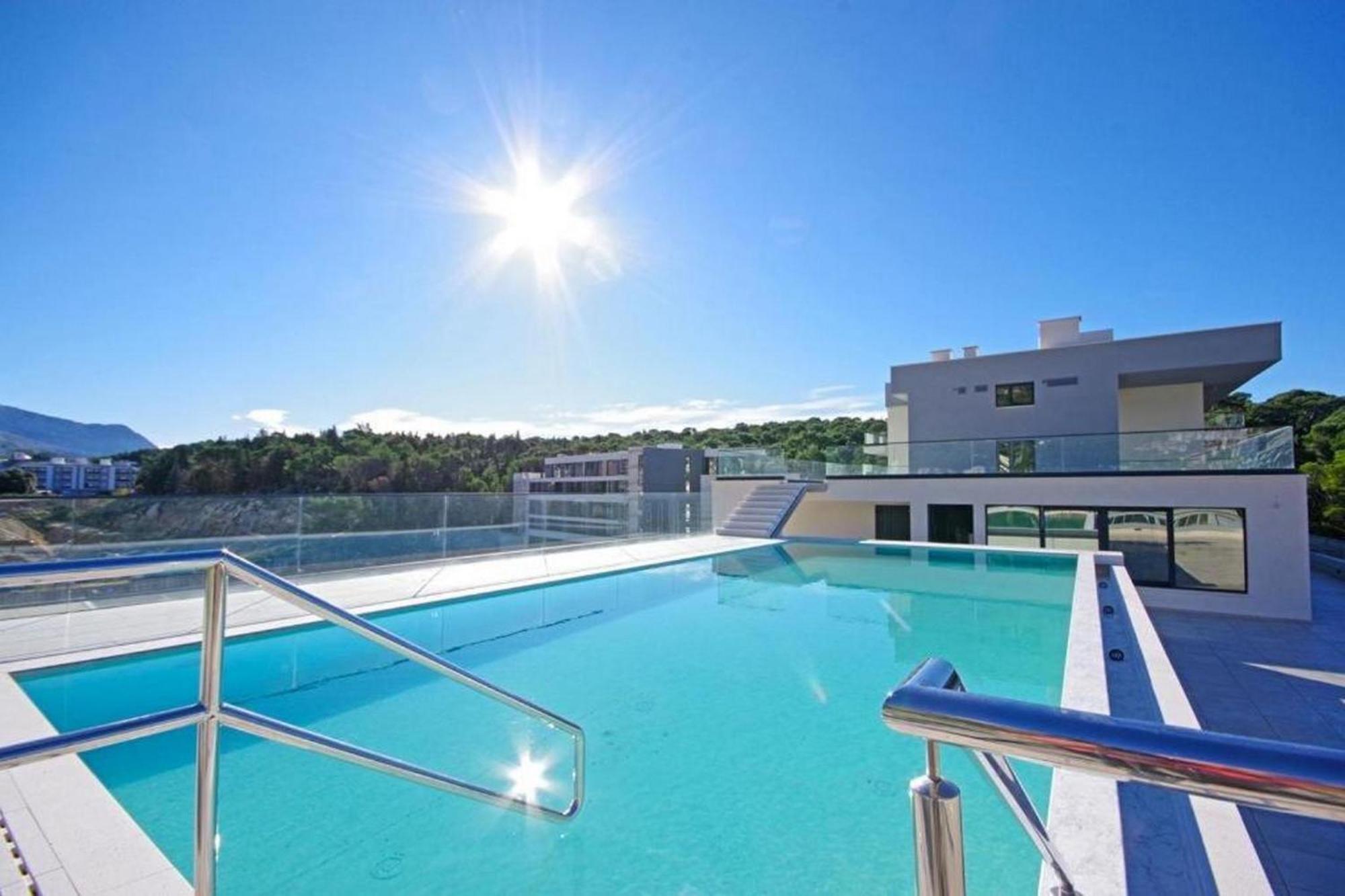 Bernard With Shared Pool Apartment