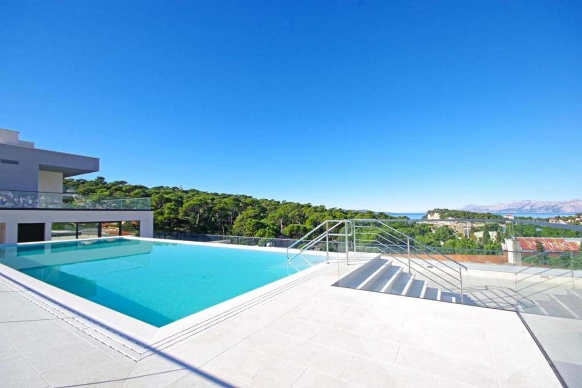 Bernard With Shared Pool Apartment